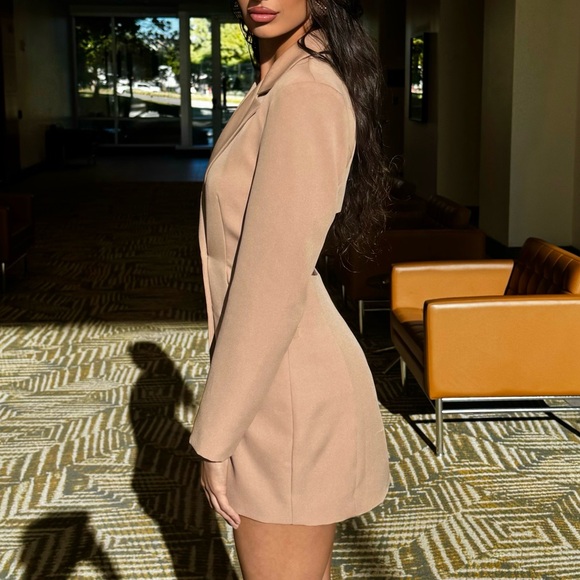 Elegant Tan Double-Breasted Blazer - Picture 4 of 4